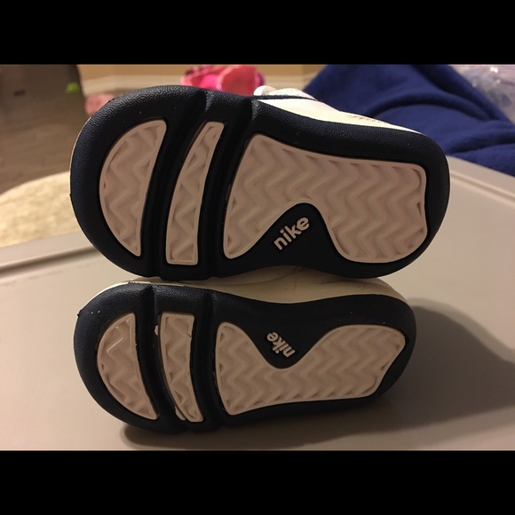 Baby Nike Play Time Size 2 Vintage 2007 shoes - Picture 3 of 3